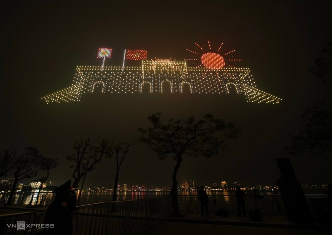 Trình diễn drone nghệ thuật tại hồ Tây đêm Giao thừa 9/2. Ảnh: Ngọc Thành