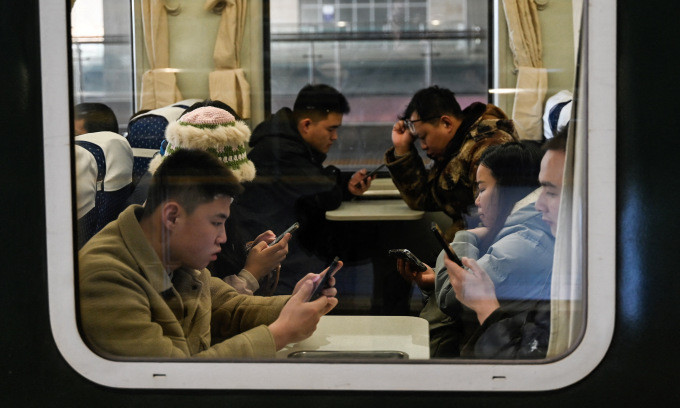 Người dân trên một đoàn tàu ở Trung Quốc hôm 6/2. Ảnh: AFP