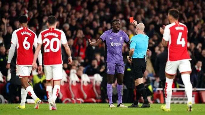 Trọng tài Anthony Taylor rút thẻ đỏ cho trung vệ Ibrahima Konate trong trận Arsenal thắng Liverpool 3-1 trên sân Emirates, thành phố London, vòng 23 Ngoại hạng Anh ngày 4/2/2024. Ảnh: PA