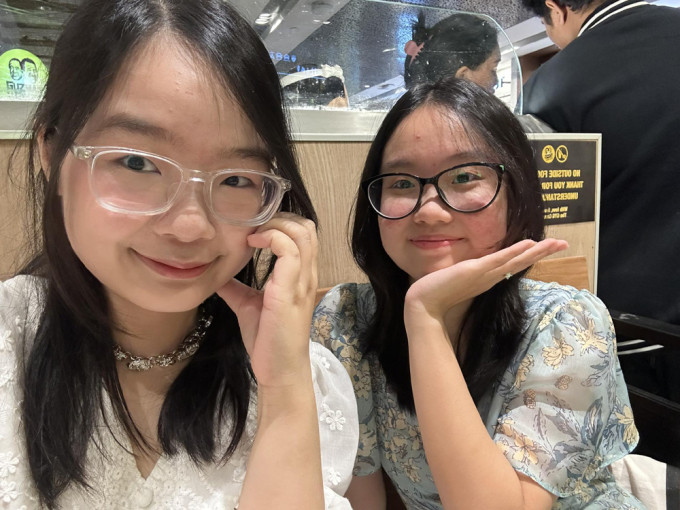 Quỳnh Anh (phải) và bạn đi chơi giao thừa ở Singapore. Ảnh: Nhân vật cung cấp
