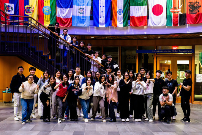 Dương (thứ 5 hàng đầu từ phải sang) cùng các du học sinh Việt Nam tại Đại học Gonzaga, Mỹ, chuẩn bị cho chương trình Tết diễn ra vào 10/2. Ảnh: Nhân vật cung cấp