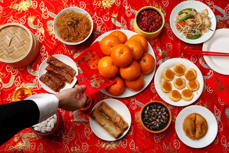 Mỗi món ăn trên mâm cơm ngày Tết Trung Quốc đều mang ý nghĩa và sự tích khác nhau. (Ảnh: Cozymeal)