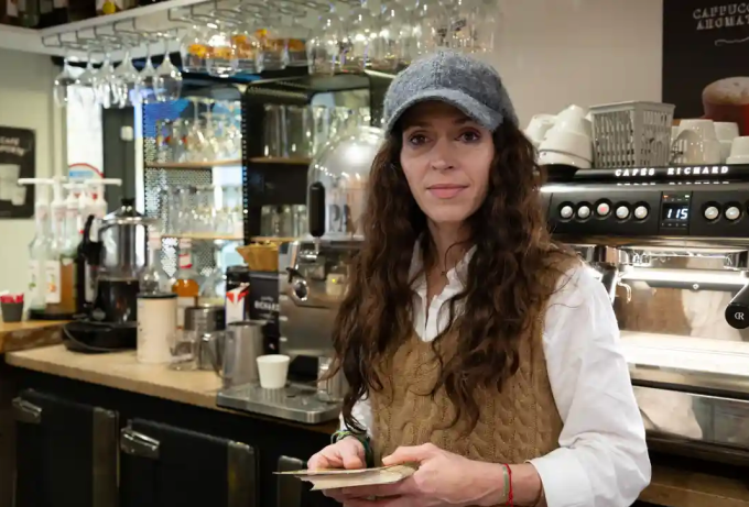 Angélique da Silva trong nhà hàng Terrasse ở Seine-Port. Ảnh: The Guardian