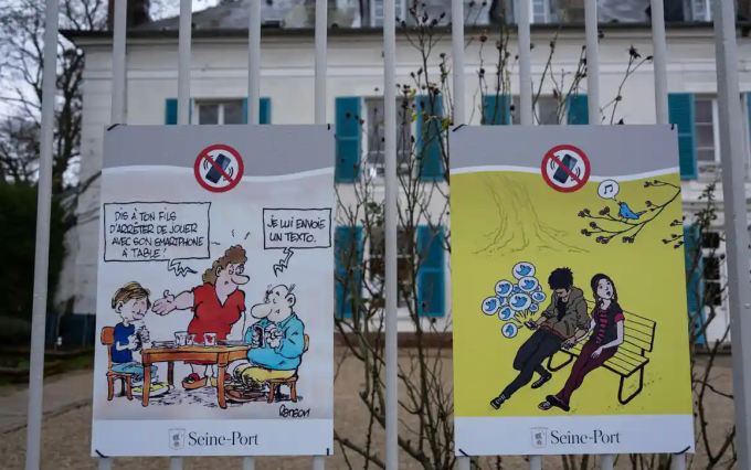Khuyến nghị hạn chế sử dụng điện thoại thông minh dán trước trường học ở làng Seine-Port. Ảnh: The Guardian