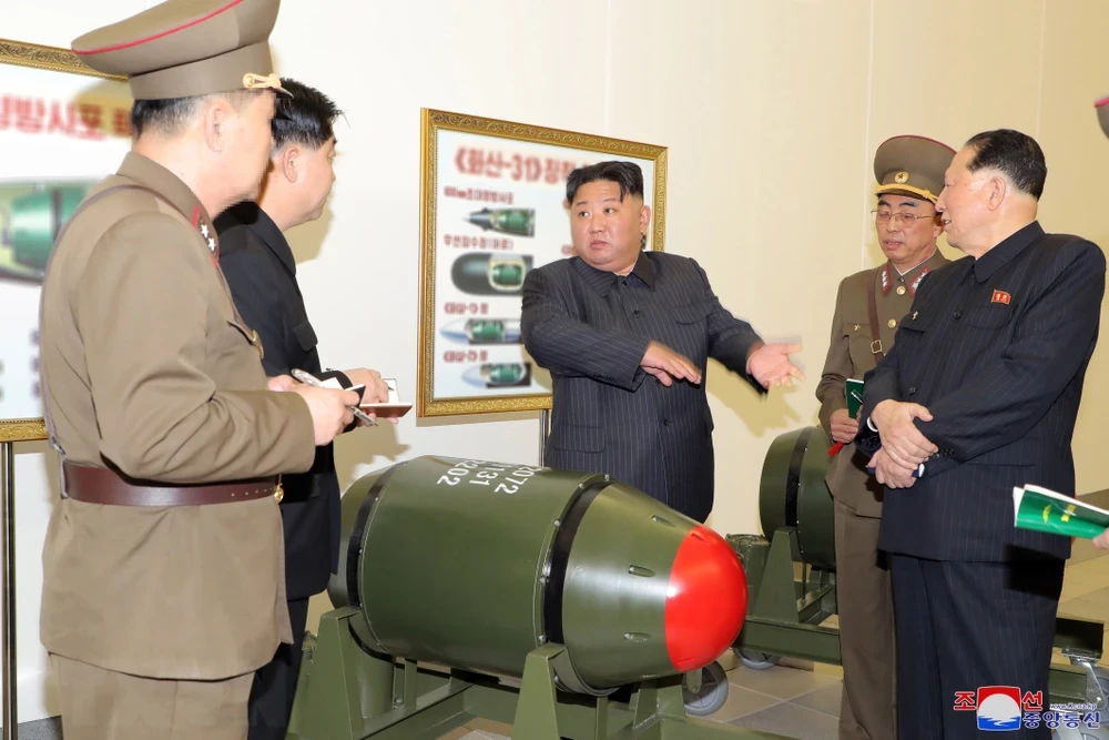 Nhà lãnh đạo Triều Tiên Kim Jong-un (giữa) trong chuyến thăm Viện vũ khí hạt nhân ở Bình Nhưỡng ngày 27/3/2023. (Ảnh: YONHAP/TTXVN)