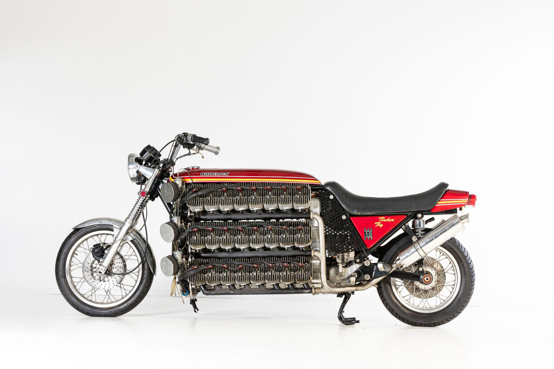 Do tay mê xe Simon Whitelock chế tạo, chiếc mô tô Kawasaki 48 xy-lanh, được mệnh danh là Tinker Toy, đang giữ kỷ lục Guinness Thế giới về chiếc xe máy có nhiều xy-lanh nhất thế giới