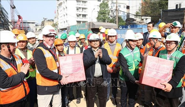 PM visits workers on duty during Tet holiday hinh anh 1