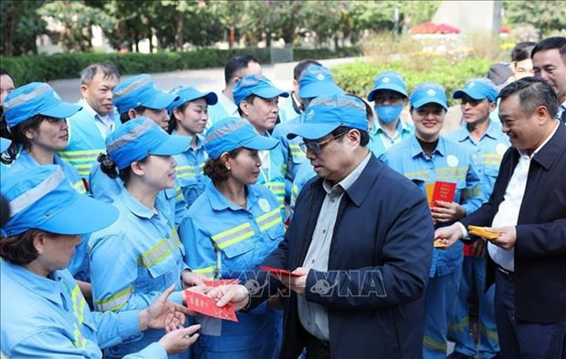 PM visits workers on duty during Tet holiday hinh anh 2