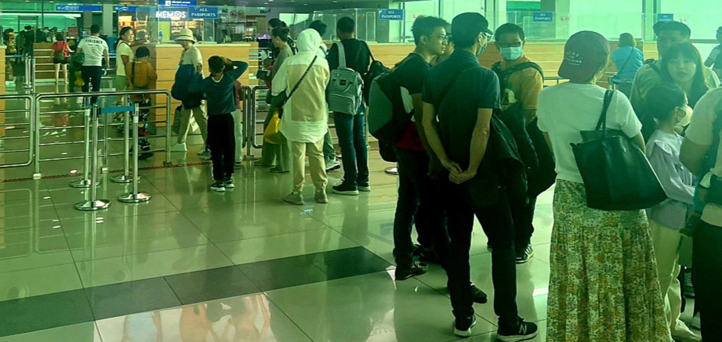 Đoàn khách gần 300 người Đài Loan đã đến Cảng hàng không quốc tế Phú Quốc làm thủ tục bay về nhà - Ảnh: M.Đ.