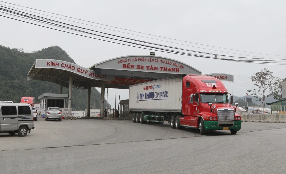 Phương tiện chở hàng xuất khẩu di chuyển ra khu vực chờ thông quan tại cửa khẩu Tân Thanh (Lạng Sơn). (Ảnh: Quang Duy/TTXVN)