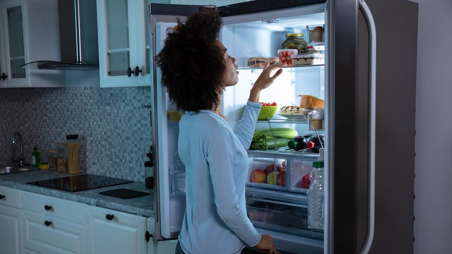 Có một số mẹo tiết kiệm điện hiệu quả cho tủ lạnh. (Ảnh: Adobe Stock)