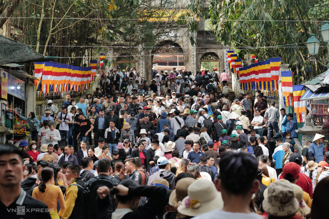 Bậc lên xuống của chùa Thiên Trù, chùa Hương đông kín người vào dâng hương ngày 14/2. Ảnh: Ngọc Thành