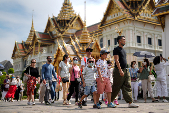 Khách quốc tế đến thăm Cung điện Hoàng gia Thái Lan tại thủ đô Bangkok. Ảnh: Reuters