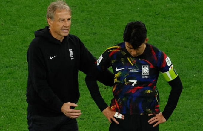 HLV Klinsmann trao đổi với thủ quân Son Heung-min sau khi thua Jordan ở bán kết Asian Cup 29023. Ảnh: AFP