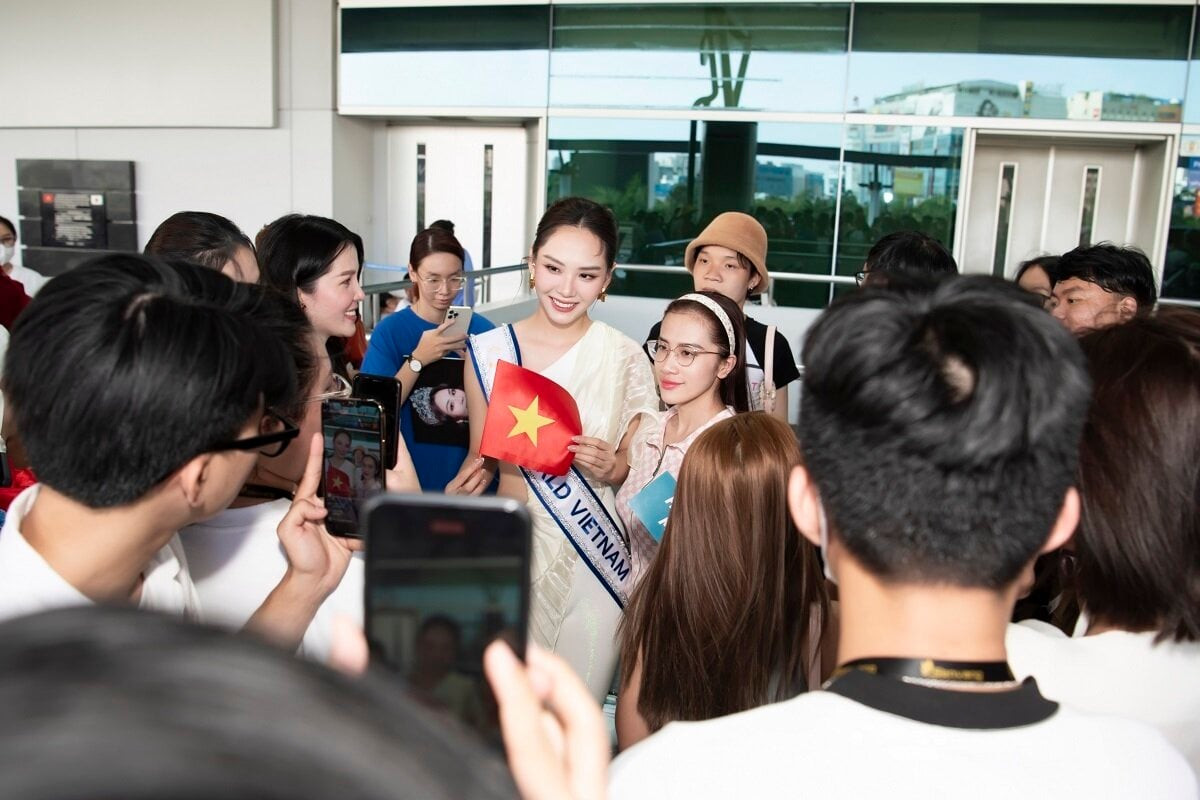 Đông đảo người thân, bạn bè đã tới sân bay để tiễn Mai Phương. Hoa hậu rất xúc động khi nhận được tình cảm từ mọi người: 