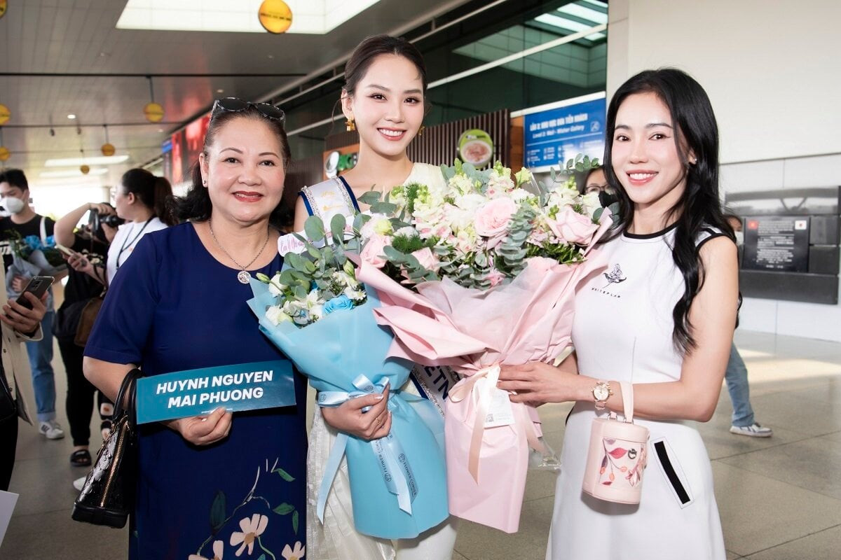 Mẹ ruột (bên trái) và CEO Kim Dung cũng có mặt để tiễn Mai Phương. Bà Kim Dung nhận định: 