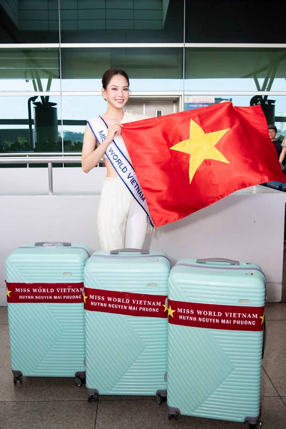 Được biết trong lần đi thi lần này, Hoa hậu Mai Phương mang theo 140 kg hành lý với hơn 30 bộ trang phục được chuẩn bị kỹ lưỡng.