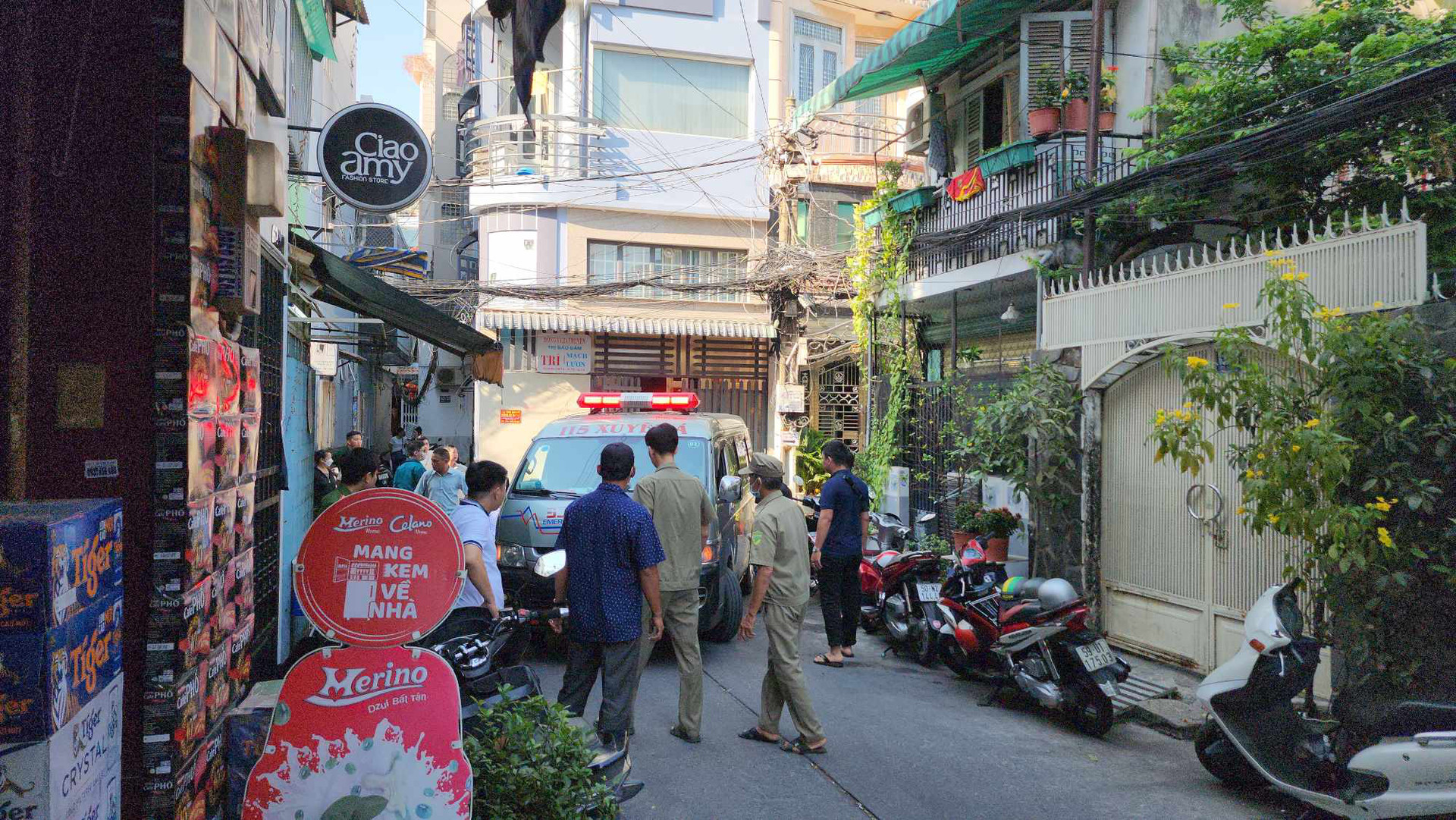 Lúc 8h45, một xe cấp cứu tiếp tục đến hiện trường - Ảnh: MINH HÒA