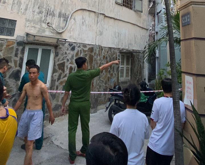 Lực lượng chức năng phong tỏa con hẻm để điều tra - Ảnh: MINH HÒA