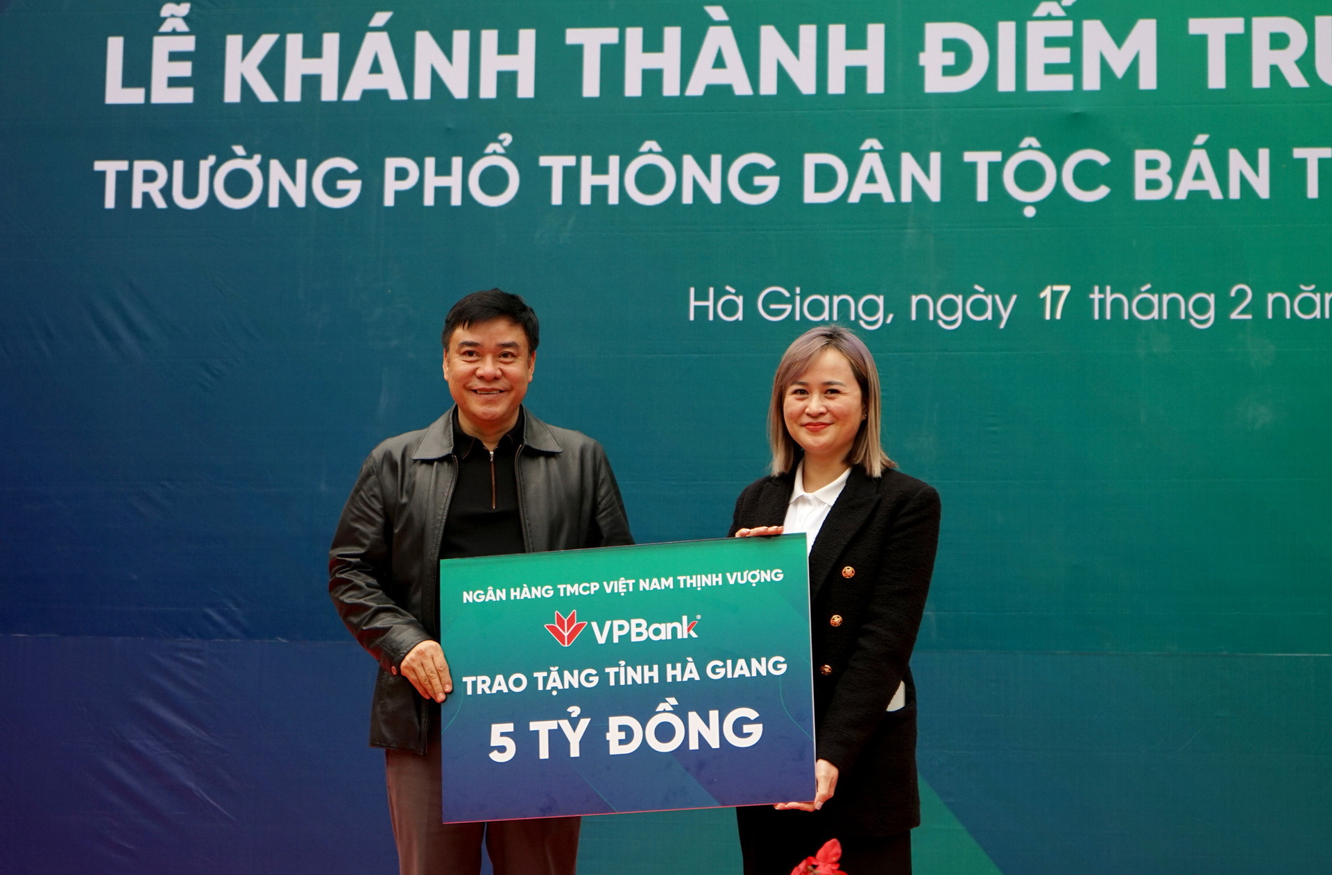 Đại diện VPBank trao tặng tỉnh Hà Giang 5 tỉ đồng xây dựng, sửa chữa lớp học - Ảnh: VŨ TUẤN