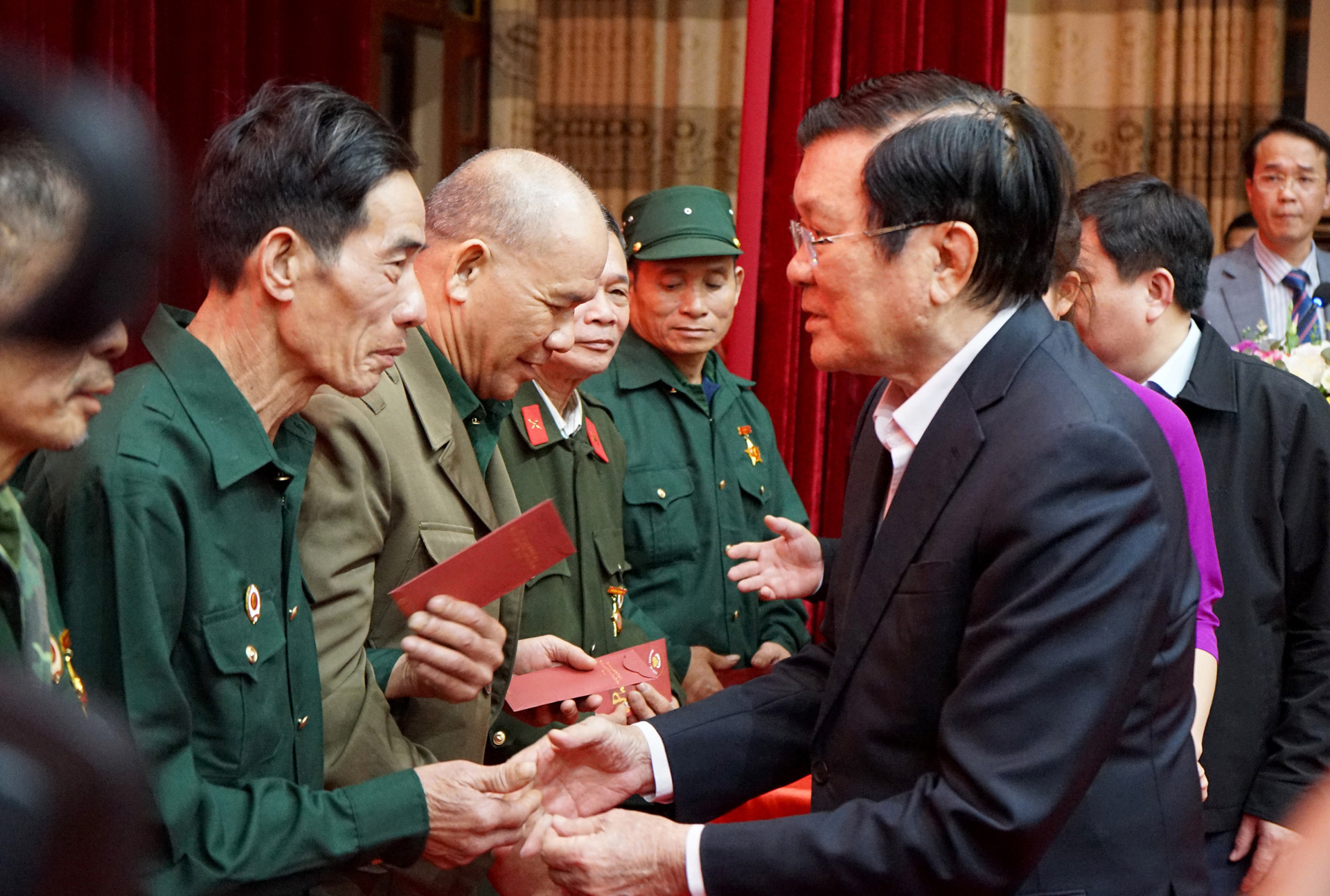 Nguyên Chủ tịch nước Trương Tấn Sang trao quà cho cựu chiến binh Vị Xuyên (Hà Giang) - Ảnh: VŨ TUẤN