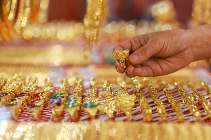 Người dân mua vàng, vàng SJC, trang sức tại tiệm vàng ở quận Bình Thạnh. Ảnh: Quỳnh Trần