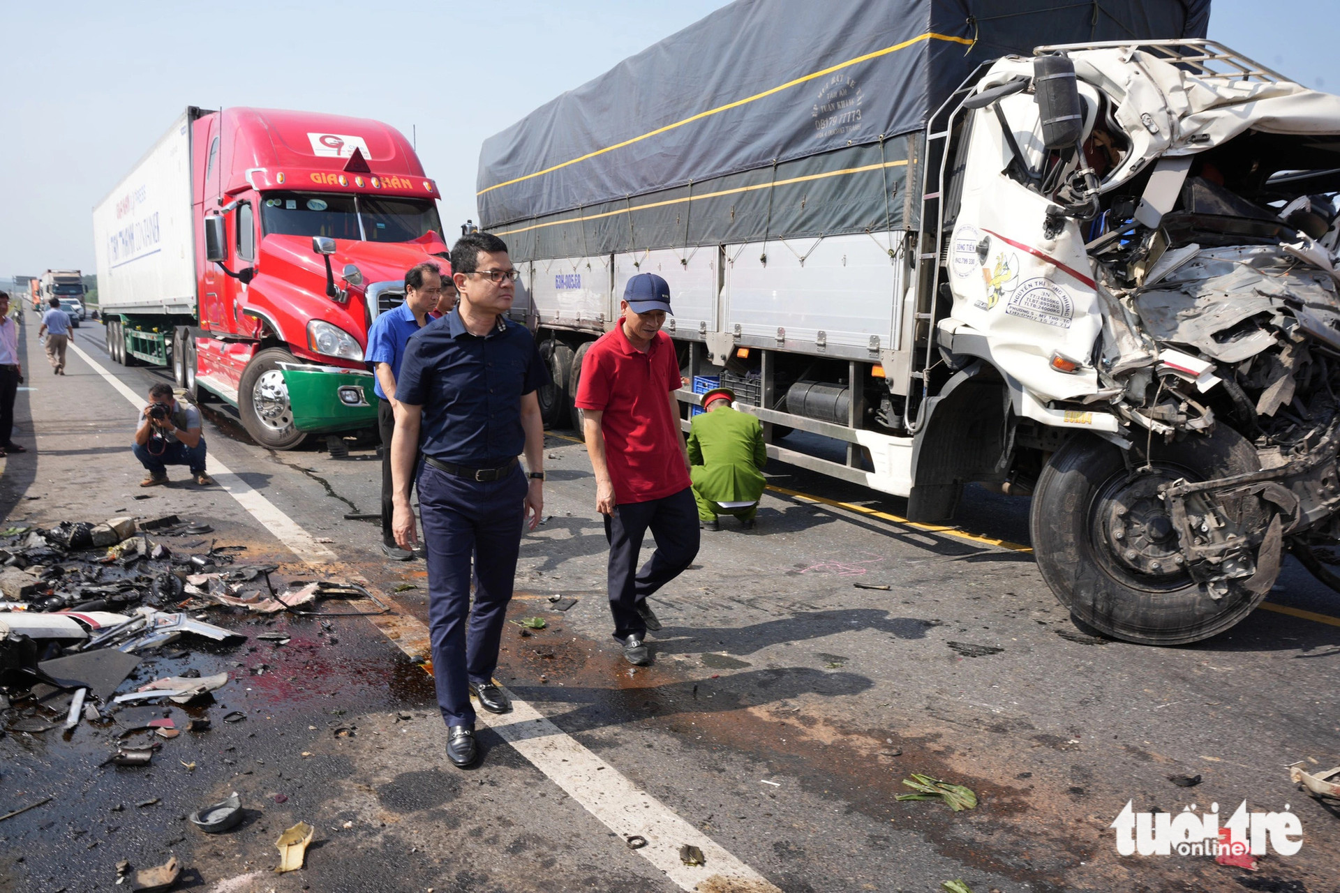 Hiện trường vụ tai nạn khiến 3 mẹ con tử vong trên cao tốc Cam Lộ - La Sơn - Ảnh: NGỌC MINH