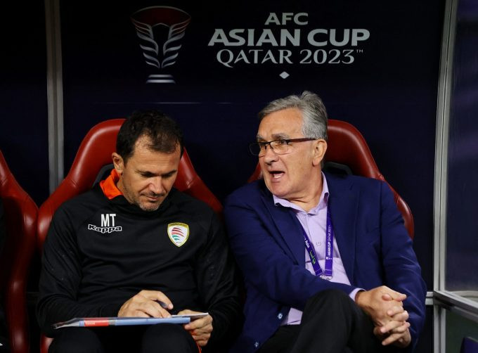 Branko Ivankovic (phải) là HLV đầu tiên mất việc ở Asian Cup 2023. Ảnh: Reuters