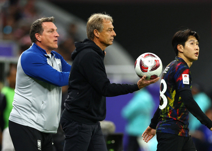 HLV Jurgen Klinsmann (giữa) nhận nhiều chỉ trích trong thời gian dẫn dắt đội tuyển Hàn Quốc. Ảnh: Reuters