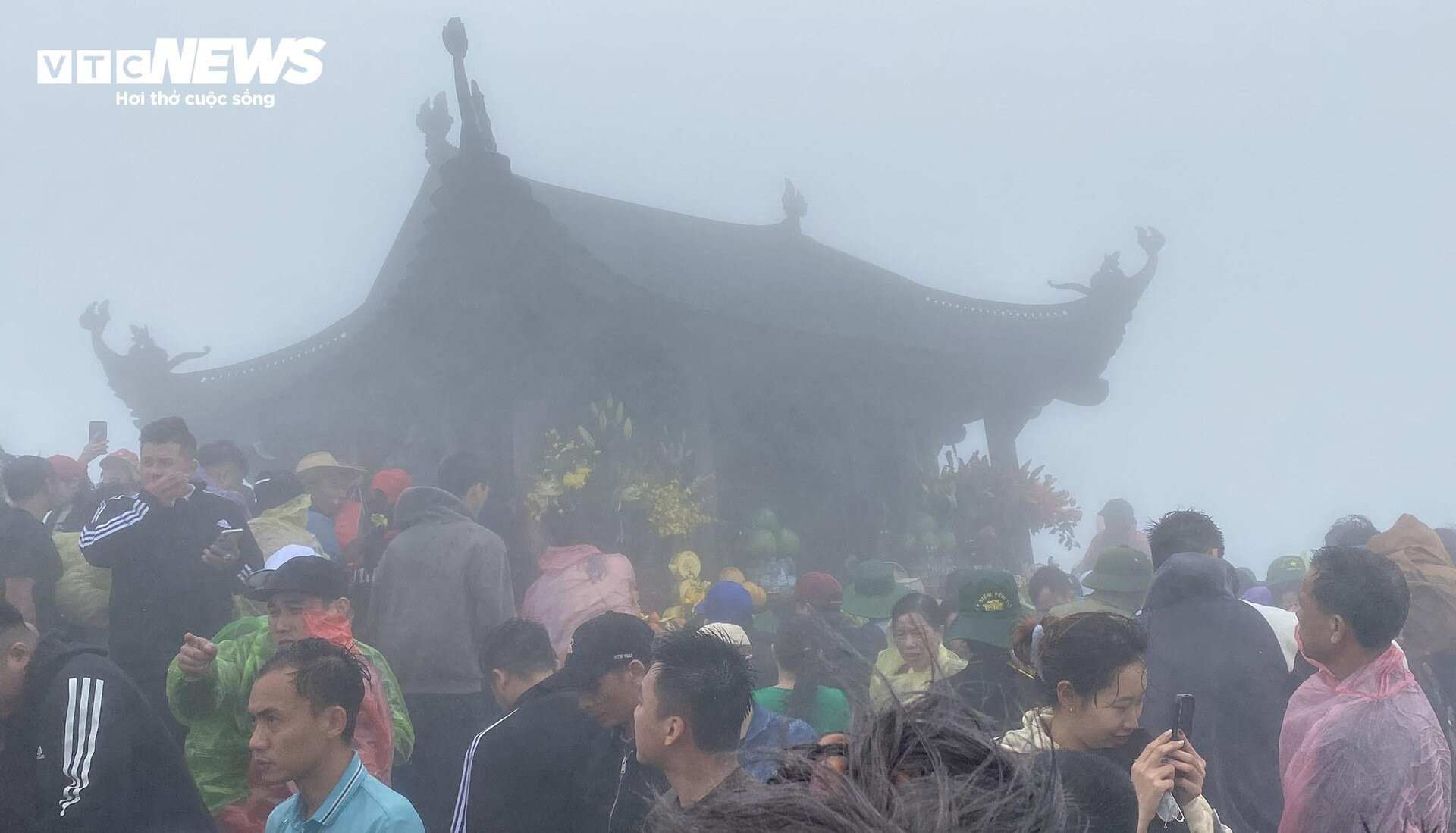 Du khách đội mưa vượt gió, dò từng bước lên chùa Đồng Yên Tử lễ Phật - 16