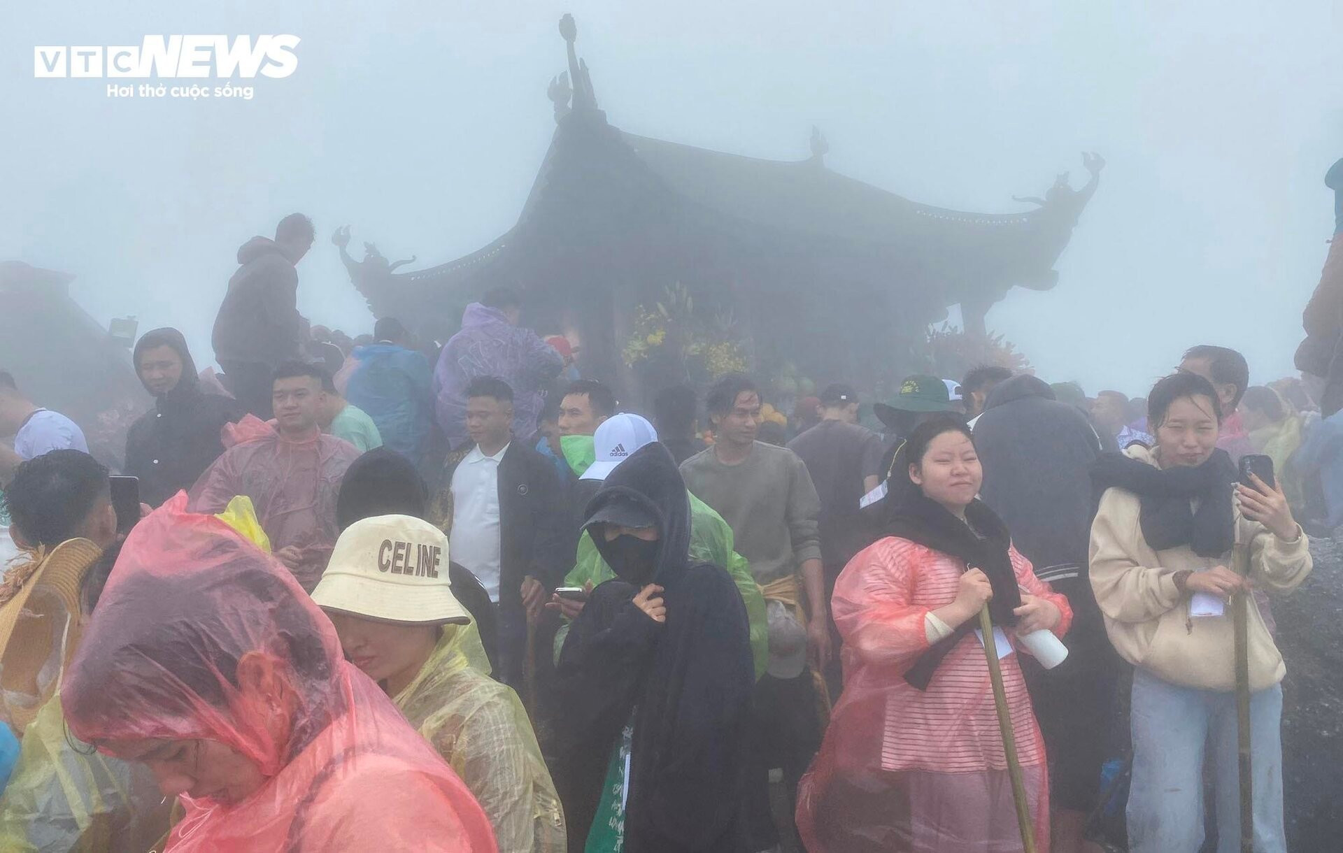 Du khách đội mưa vượt gió, dò từng bước lên chùa Đồng Yên Tử lễ Phật - 17
