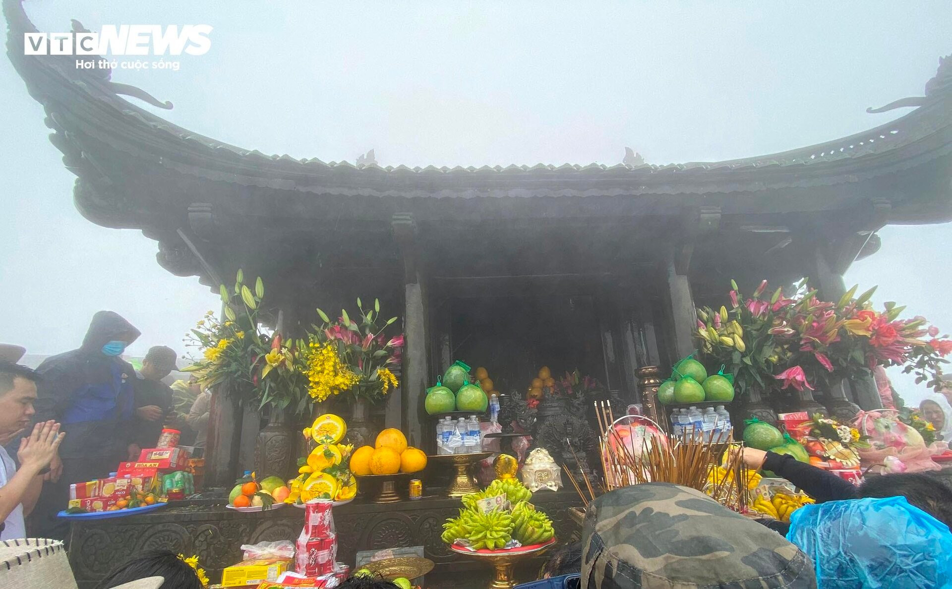 Du khách đội mưa vượt gió, dò từng bước lên chùa Đồng Yên Tử lễ Phật - 18