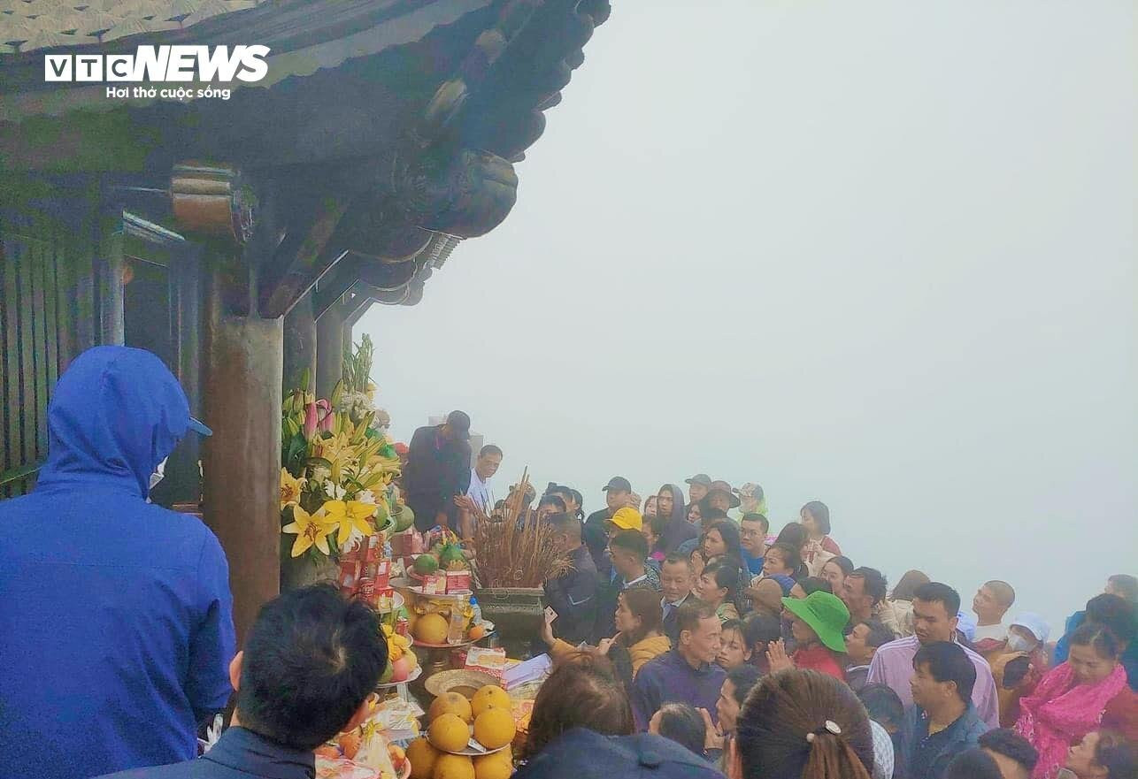 Du khách đội mưa vượt gió, dò từng bước lên chùa Đồng Yên Tử lễ Phật - 19