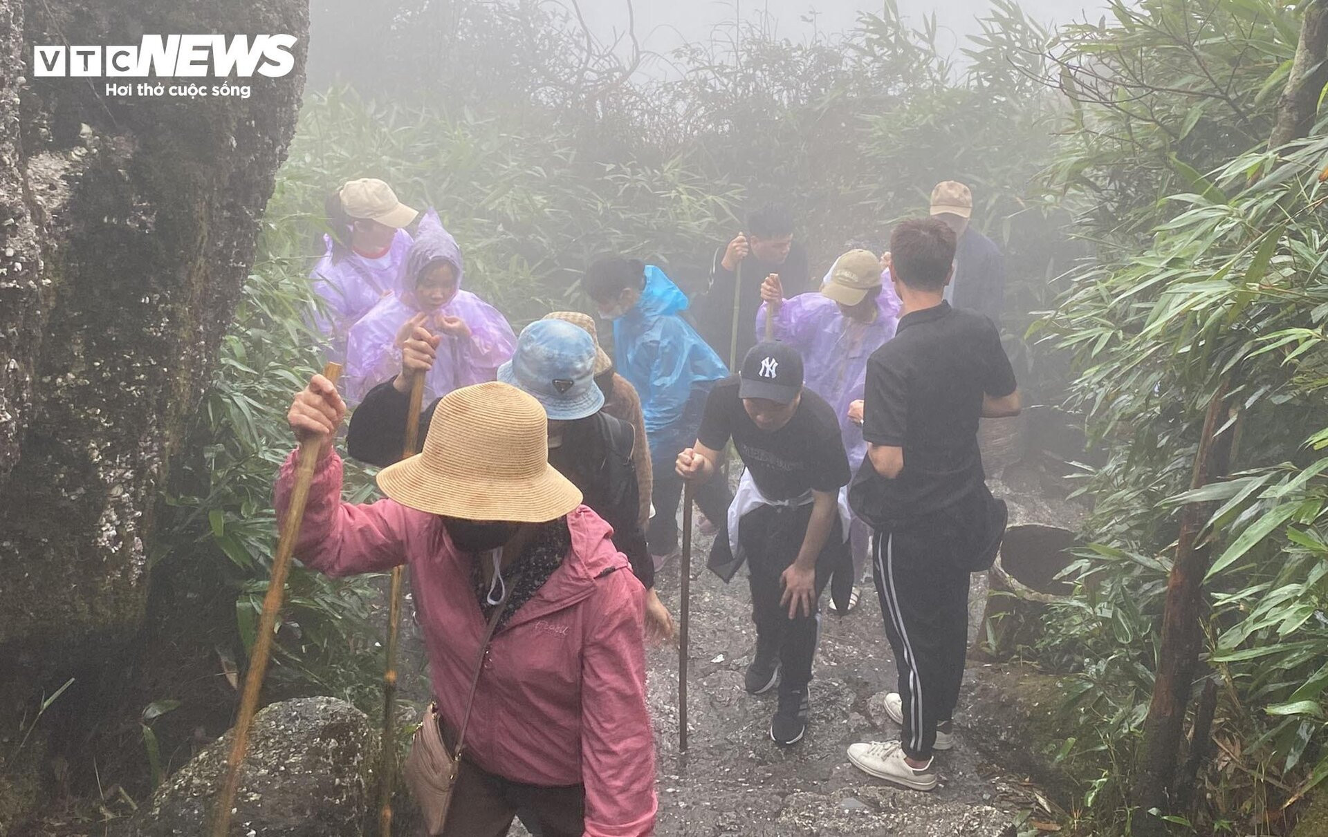 Du khách đội mưa vượt gió, dò từng bước lên chùa Đồng Yên Tử lễ Phật - 5