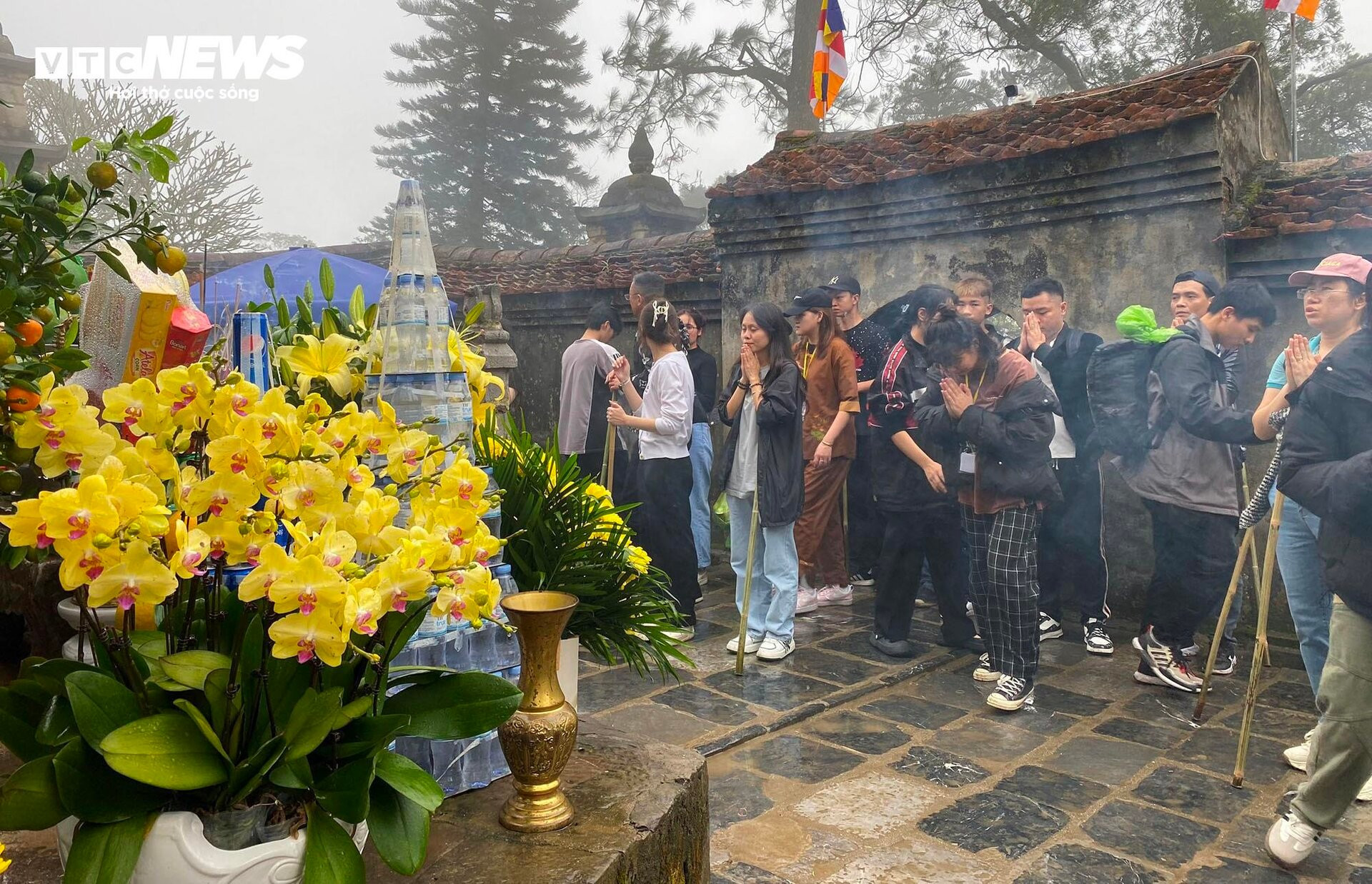 Du khách đội mưa vượt gió, dò từng bước lên chùa Đồng Yên Tử lễ Phật - 7