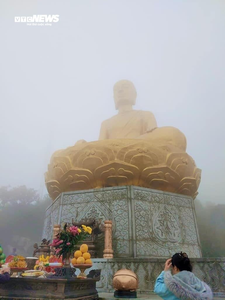 Du khách đội mưa vượt gió, dò từng bước lên chùa Đồng Yên Tử lễ Phật - 8
