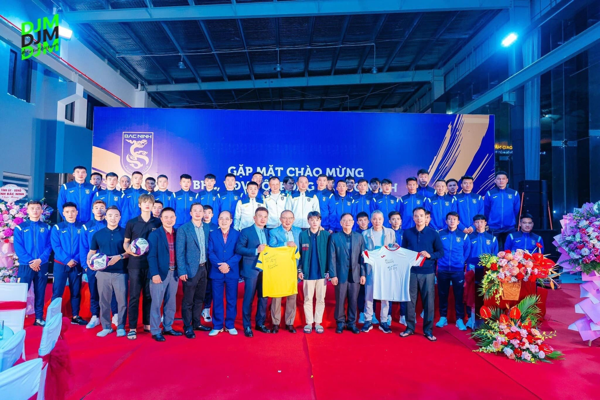 HLV Park Hang Seo ký hợp đồng với CLB Bắc Ninh.