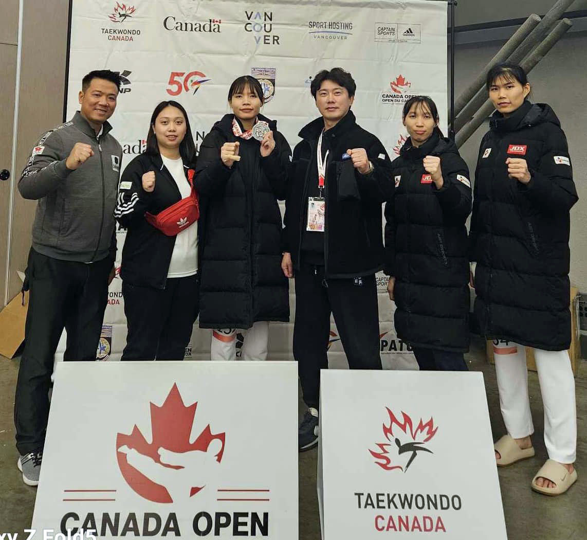 Bạc Thị Khiêm (thứ 3 từ trái sang) với tấm HCB ở Giải Canada Open 2024 và Kim Tuyền (thứ 2 từ phải sang) - Ảnh: FBNV