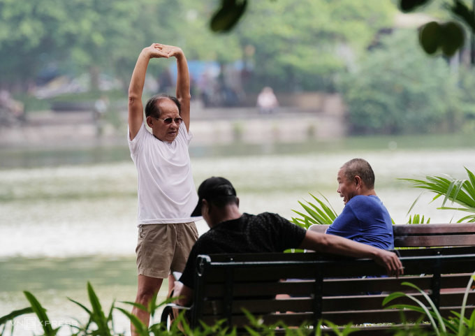 Người cao tuổi Hà Nội thư giãn bên Hồ Gươm, tháng 8/2023. Ảnh: Ngọc Thành