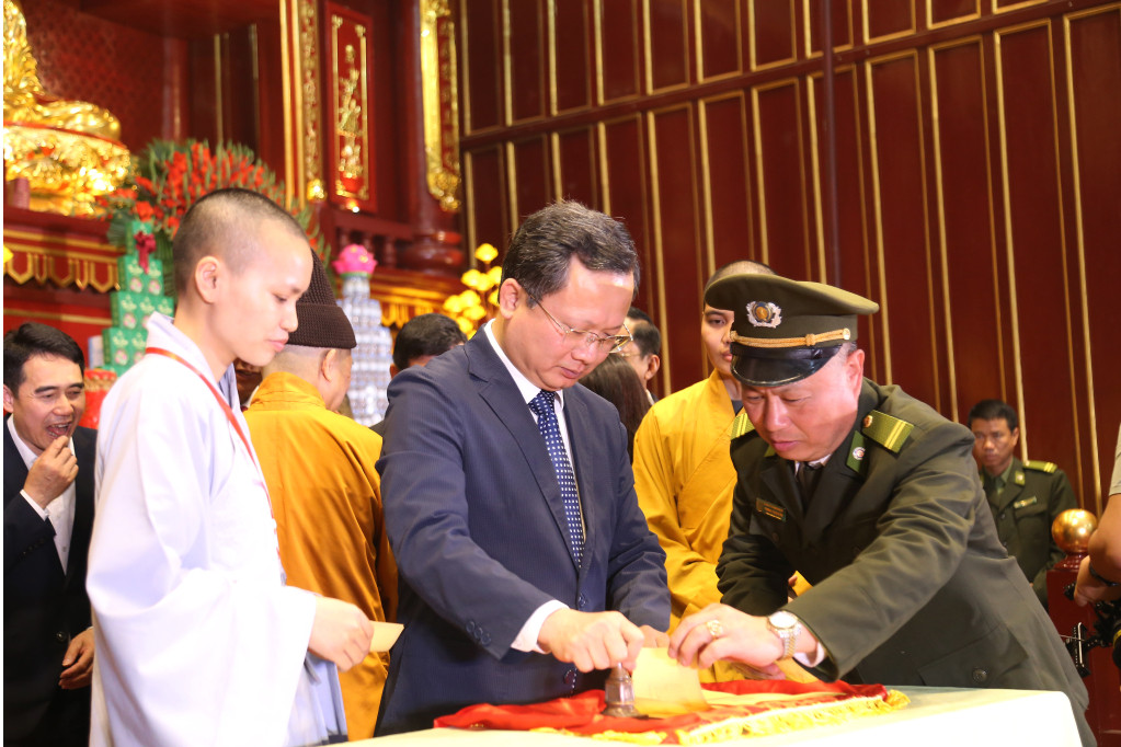 Đồng chí Cao Tường Huy, Phó Bí thư Tỉnh ủy, Chủ tịch UBND tỉnh cùng các đại biểu làm lễ đóng dấu thiêng Yên Tử.
