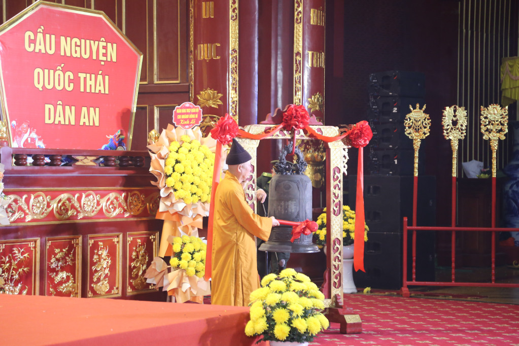 Hoà thượng Thích Thanh Quyết, Phó Chủ tịch Giáo hội Phật giáo Việt Nam, Trưởng Ban Trị sự Giáo hội Phật giáo tỉnh Quảng Ninh, thỉnh chuông khai hội.