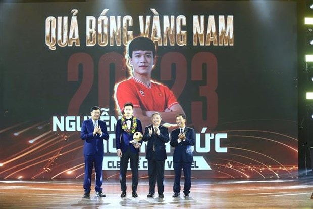 Young star midfielder, goalkeeper win Vietnam Golden Ball 2023 hinh anh 1