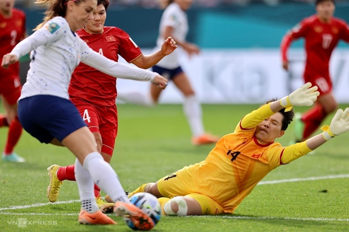 Trần Thị Kim Thanh cản phá cú sút của Alex Morgan ở trận Việt Nam thua Mỹ 0-3, thuộc lượt trận ra quân vòng bảng World Cup 2023. Ảnh: Đức Đồng