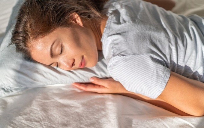 Nằm sấp khi ngủ không chỉ gây lão hóa da nhanh mà còn tăng tích mỡ dưới cằm.