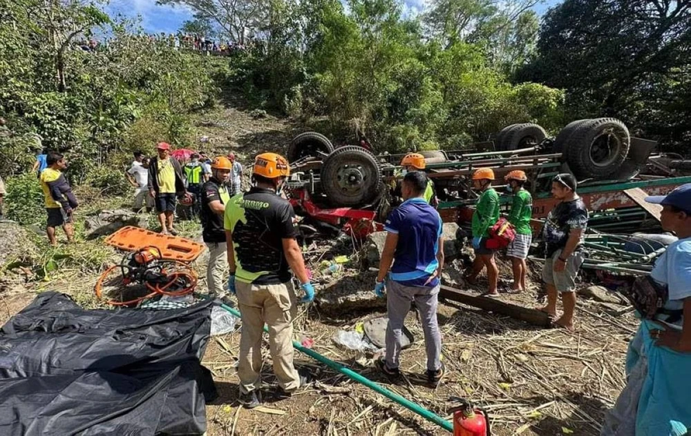 Lực lượng cứu hộ có mặt tại hiện trường vụ tai nạn. (Nguồn: Manila Times)