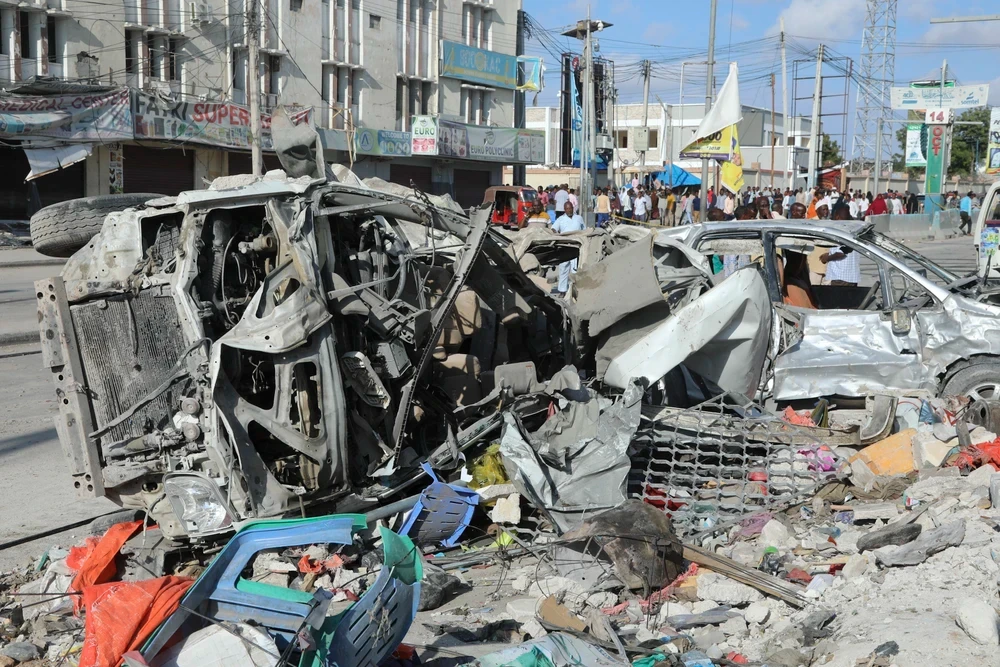 Hiện trường một vụ đánh bom tại thủ đô Mogadishu, Somalia. (Ảnh: AFP/TTXVN)
