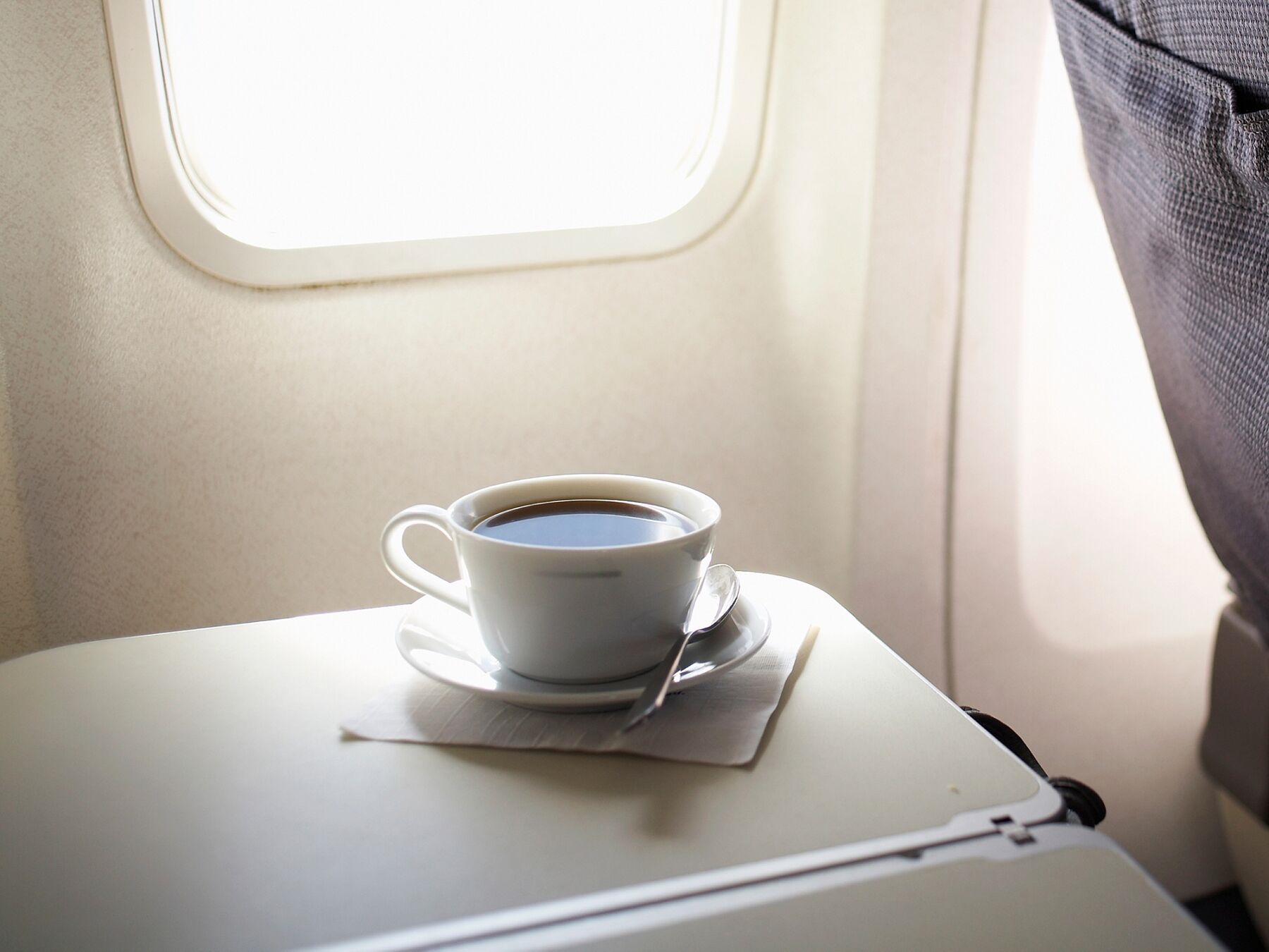 Vì sao không nên gọi trà và cà phê trên máy bay? Vấn đề nằm ở nguồn nước. (Ảnh: Getty Images)
