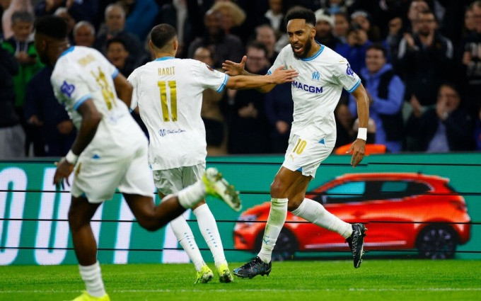 Aubameyang (phải) mừng bàn gỡ trong trận Marseille thắng Shakhtar Donetsk 3-1 ở lượt về vòng play-off Europa League tối 22/2 trên sân Velodrome. Ảnh: Reuters