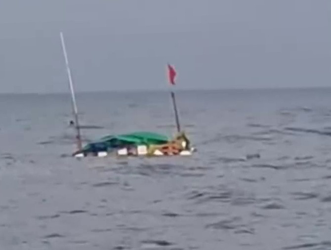 Tàu cá bị tông chìm ở vùng biển Tịnh Kỳ. Ảnh cắt từ video