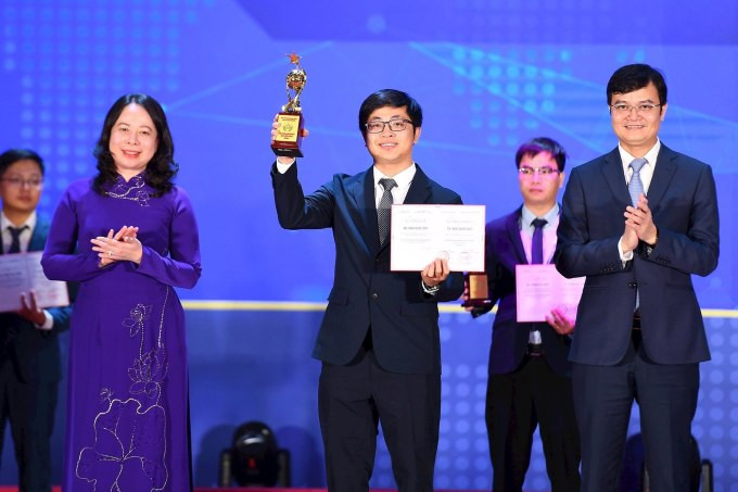 TS Ngô Quốc Duy (giữa) nhận giải Quả cầu Vàng 2023. Ảnh: TĐ